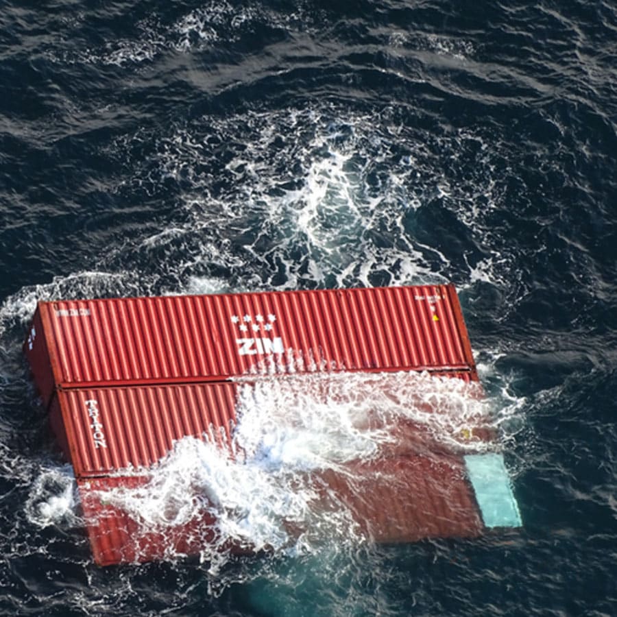 contenedores arrojados al mar
