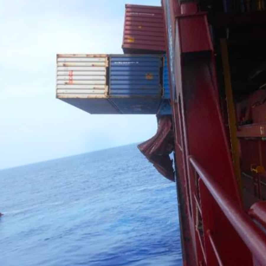 contenedores arrojados fuera del buque